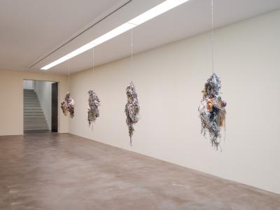 Objekte von Marietta Schenk hängen im Foyer des Kunsthauses.