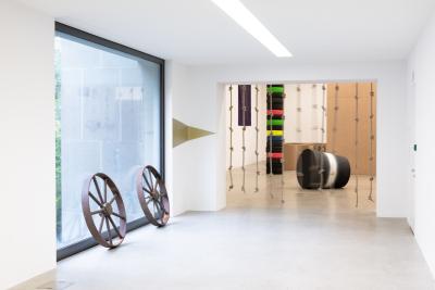 Delphine Coindet, «Autofriction», Ausstellungsansicht, 2023, KBCB, Foto: Lea Kunz