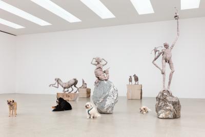 Francis Upritchard, «A Loose Hold», Ausstellungsansicht, 2022, KBCB, Foto: Angus Mill