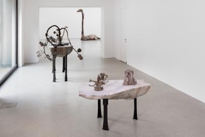 Francis Upritchard, «A Loose Hold», Ausstellungsansicht, 2022, KBCB, Foto: Angus Mill