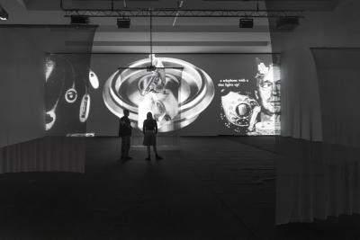 Jim Shaw,  «THE PAST IS NEVER DEAD. IT’S NOT EVEN PAST.», Ausstellungsansicht, 2024, KBCB, Foto: Lea Kunz