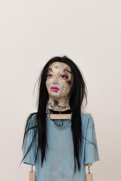 Liz Craft, Spider Ladies (Maggie I), 2015, Ausstellungsansicht Kunsthaus Biel Centre d’art Bienne 2023, Foto: Lea Kunz