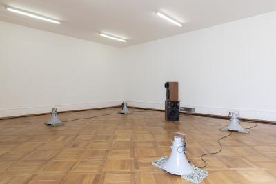 Olga Kokcharova, Laurent Güdel, «SOLO / MUTE /PAN», Ausstellungsansicht, 2022, KBCB, Foto: Ruiz Guadalupe