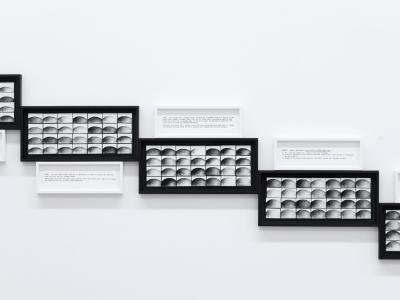 Susan Hiller, Ten Months, 1977-1979, Ausstellungsansicht, 2025 KBCB © The Estate of Susan Hiller; Courtesy of Lisson Gallery; Foto : Lea Kunz