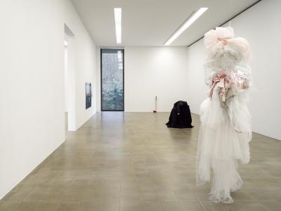 Sveta Mordovskaya, «Costume», Ausstellungsansicht, 2024 KBCB, Foto: Cedric Mussano