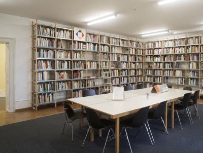 Die Bibliothek im Kunsthaus Biel