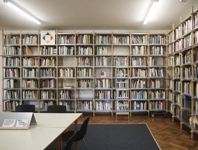 Die Bibliothek im Kunsthaus Biel