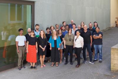 Das Kunsthaus Team steht vor dem Kunsthaus, Foto Lia Wagner